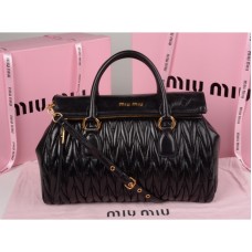 Miu Miu Handtasche aus glasiertem Matelassé-Leder mit Reißverschluss, Schwarz