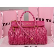 Miu Miu Handtasche aus glasiertem Matelassé-Leder mit Reißverschluss, Pink