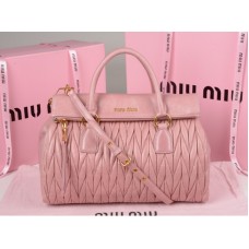 Miu Miu Handtasche aus glasiertem Matelassé-Leder mit Reißverschluss, Rosa