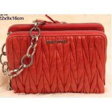 Miu Miu Mini-Schultertasche aus glasiertem Matelassé-Leder, Orange