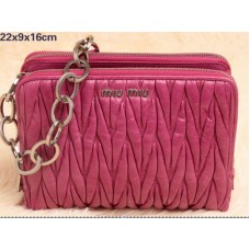 Miu Miu Mini-Schultertasche aus glasiertem Matelassé-Leder, Pflaumenfarben