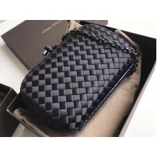 Bottega Veneta Knot Clutch in Boucher Intreccio Schwarz