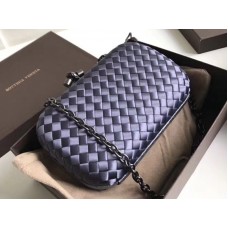 Bottega Veneta Knot Clutch in Boucher Intreccio Dunkelblau