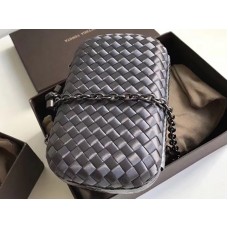 Bottega Veneta Knot Clutch in Boucher Intreccio Dunkelgrau