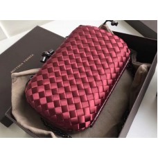 Bottega Veneta Knot Clutch in Boucher Intreccio Dunkelrot