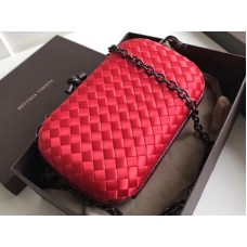 Bottega Veneta Knot Clutch in Boucher Intreccio Rot