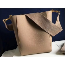 Celine Sangle Kleine Beuteltasche aus weichem, genarbtem Kalbsleder in Beige