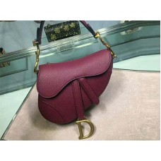 Dior Mini Saddle Bag aus Kalbsleder mit goldfarbenen Beschlägen, burgunderrot, m0447s1