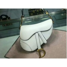 Dior Mini Saddle Bag aus Kalbsleder, goldfarbene Beschläge, weiß, m0447s3