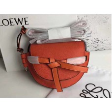 Loewe Gate Mini Bag aus weichem, genarbtem Kalbsleder, Orange
